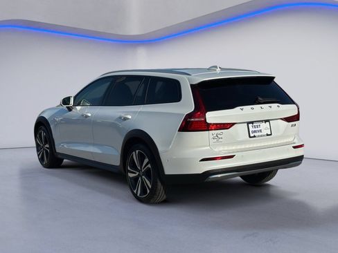 Used 2025 Volvo V60 B5 Cross Country Plus AWD/4WD image 3