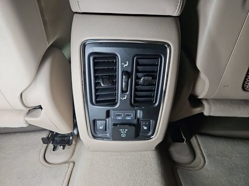 Used 2019 Jeep Grand Cherokee Overland AWD/4WD image 11