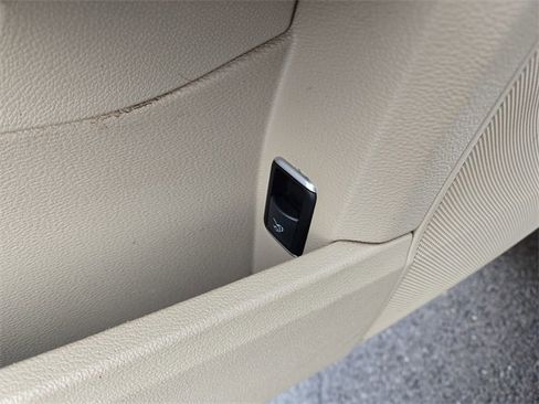 Used 2013 Mercedes-Benz E 350 Sedan image 22