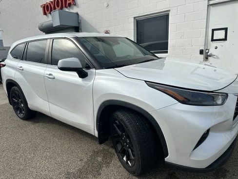 Used 2023 Toyota Highlander LE FWD image 28