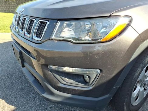 Used 2018 Jeep Compass Latitude w/ Popular Equipment Group AWD/4WD image 3