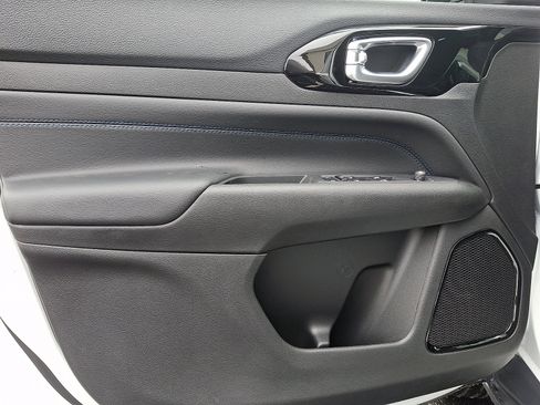 New 2026 Jeep Compass Latitude image 8