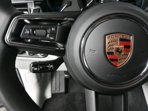 Certified 2025 Porsche Macan image 9