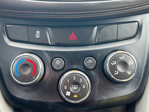 Used 2020 Chevrolet Trax LT w/ Driver Confidence Package FWD image 37