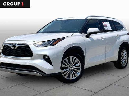 Used 2023 Toyota Highlander Platinum FWD image 1