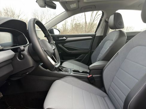 Used 2025 Volkswagen Jetta SE image 22