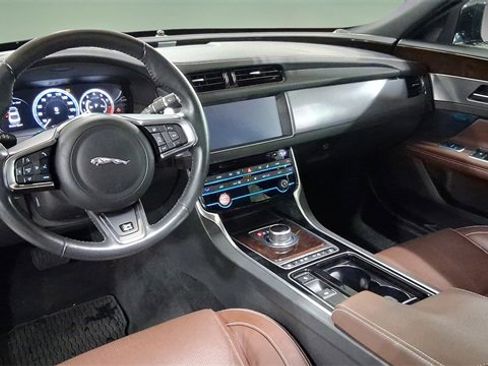 Used 2018 Jaguar XF R-Sport image 25