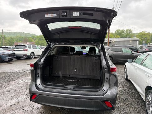 Used 2024 Toyota Highlander XLE AWD/4WD image 10