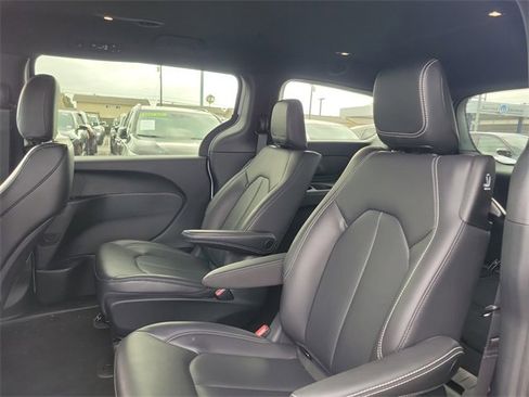 New 2023 Chrysler Pacifica Touring-L w/ S Appearance Package image 12