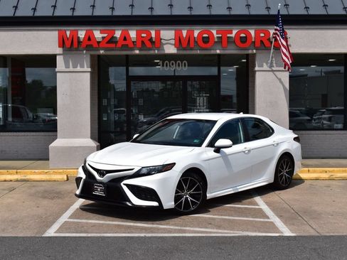 Used 2021 Toyota Camry SE FWD image 2