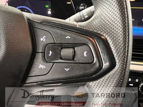 Used 2025 Chevrolet Trax LT FWD image 47