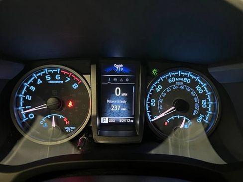Used 2022 Toyota Tacoma TRD Off-Road AWD/4WD image 15