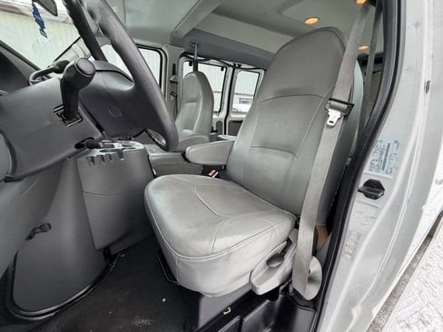 Used 2004 Ford E-350 and Econoline 350 Extended Super Duty image 23