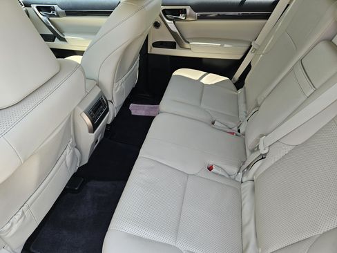 Used 2020 Lexus GX 460 Luxury w/ Accessory Package AWD/4WD image 29