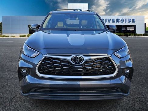 Used 2022 Toyota Highlander XLE image 2