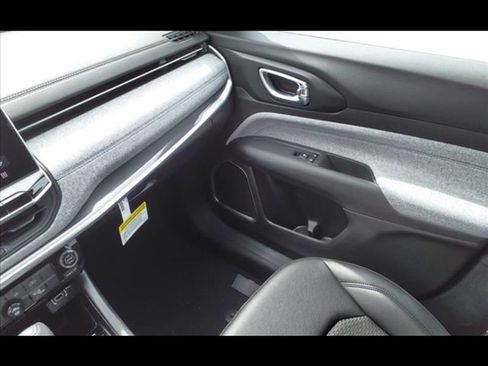Used 2024 Jeep Compass Latitude AWD/4WD image 18