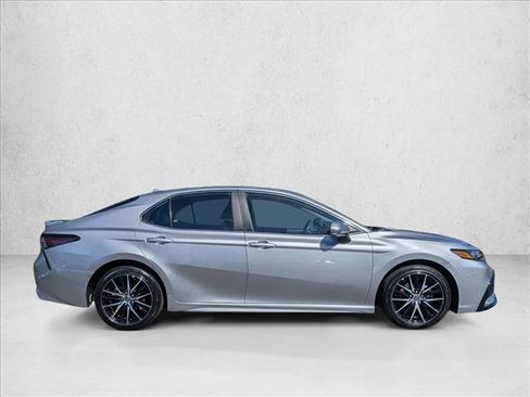 Used 2022 Toyota Camry SE FWD image 4