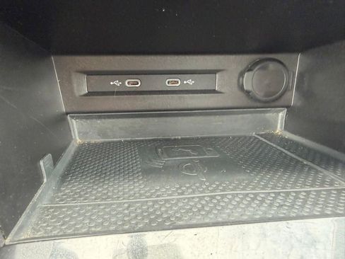 Used 2021 Volkswagen Tiguan SE w/ Panoramic Sunroof Package FWD image 16