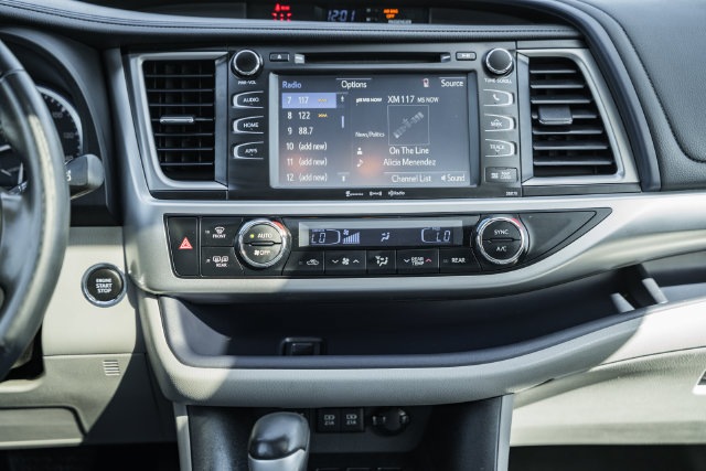 Used 2017 Toyota Highlander XLE AWD/4WD image 18