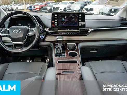 Used 2024 Toyota Sienna XLE image 28