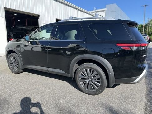 Used 2024 Nissan Pathfinder SL w/ SL Premium Package image 3