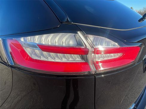 Used 2019 Ford Edge SEL image 11