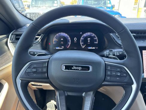 New 2026 Jeep Grand Cherokee L Limited w/ Luxury Tech Group II RWD image 20
