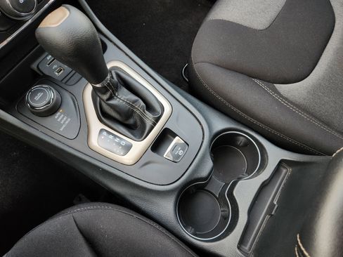 Used 2018 Jeep Cherokee Latitude AWD/4WD image 21