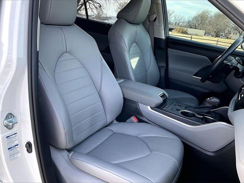 Used 2021 Toyota Highlander XLE image 7