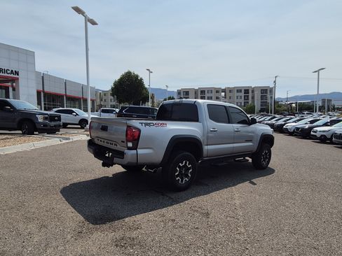 Used 2018 Toyota Tacoma TRD Off-Road w/ Technology Package AWD/4WD image 5