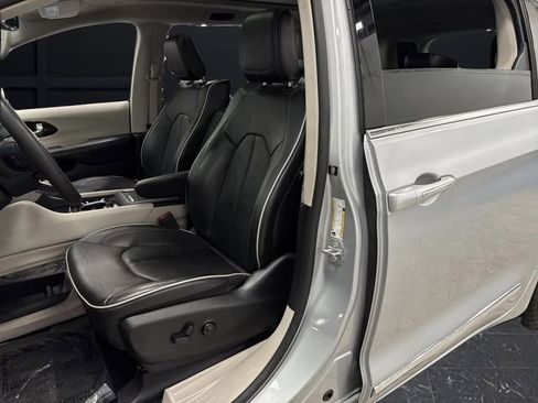 Used 2023 Chrysler Pacifica Limited w/ Uconnect Theater Family Group image 4
