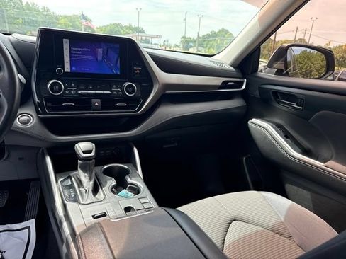 Used 2023 Toyota Highlander L FWD image 22