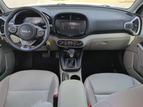 Used 2025 Kia Soul LX w/ LX Technology Package FWD image 14