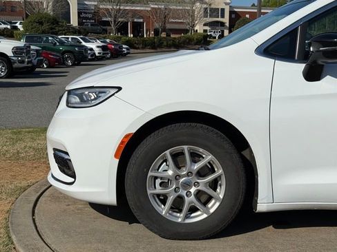 Used 2024 Chrysler Pacifica Touring-L image 12