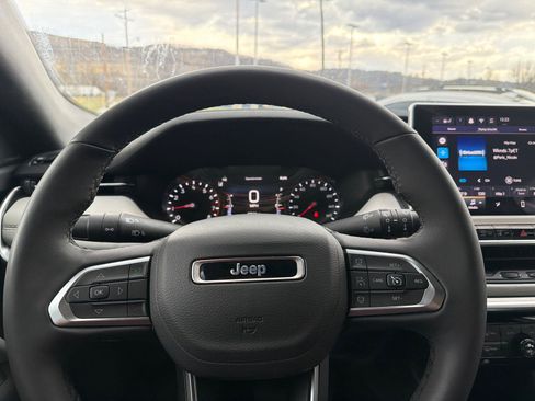 Used 2025 Jeep Compass Limited image 15