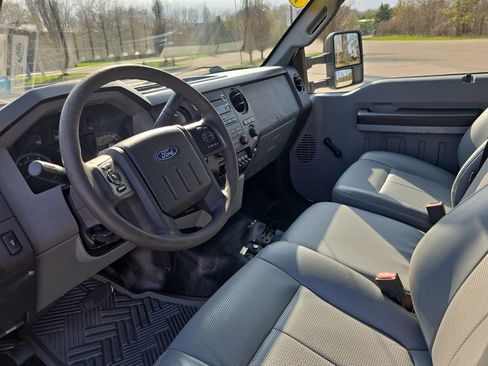 Used 2016 Ford F550 2WD Regular Cab Super Duty image 13