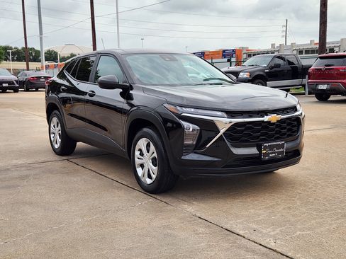 Certified 2025 Chevrolet Trax LS FWD image 4