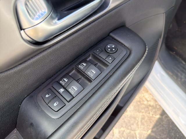 Used 2026 Chrysler Pacifica Select FWD image 14