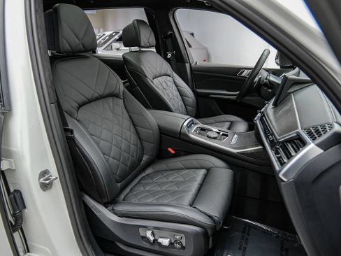 Used 2025 BMW X7 xDrive40i AWD/4WD image 39