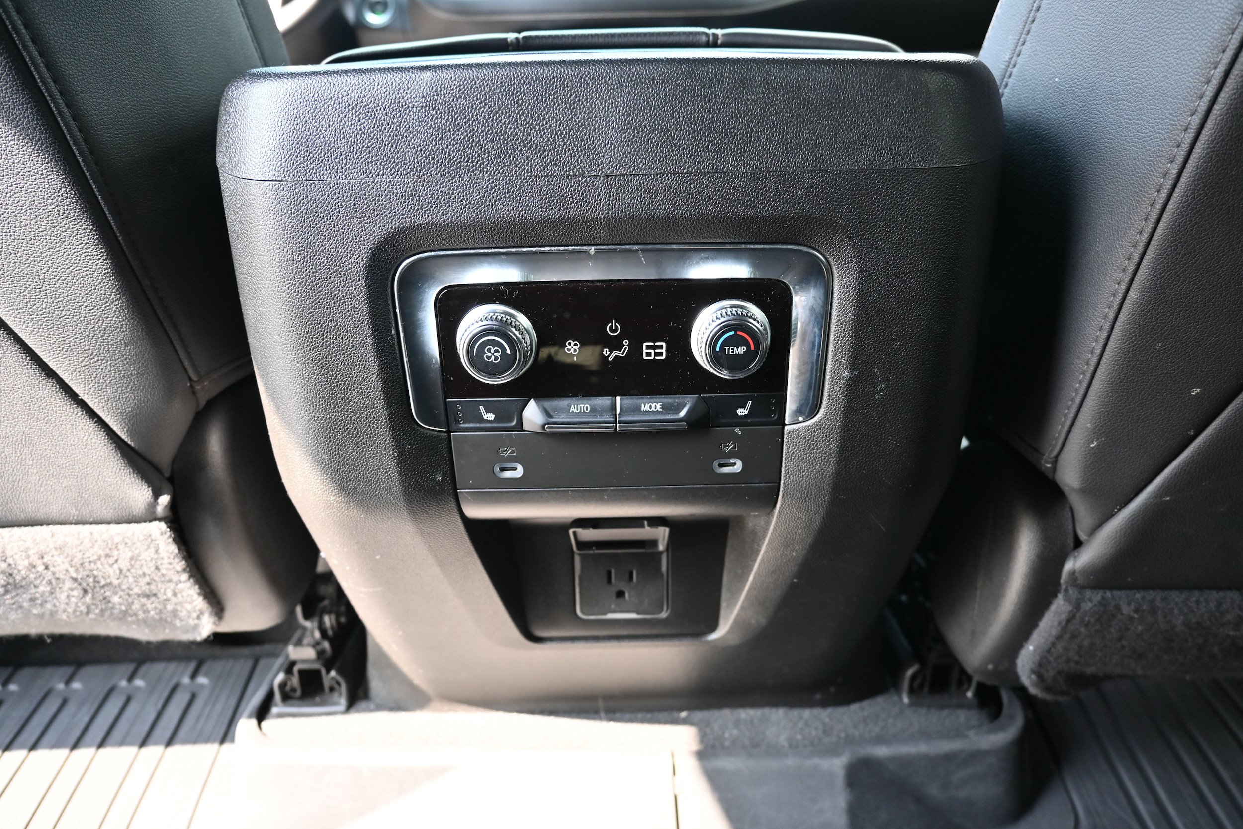 Used 2022 GMC Yukon XL SLT w/ SLT Luxury Package AWD/4WD image 8