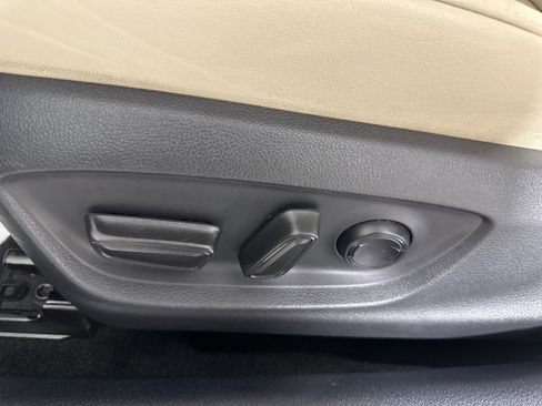 Used 2020 Toyota Avalon XLE w/ Moonroof Package image 10