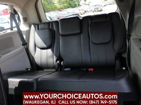 Used 2016 Chrysler Town & Country Touring-L image 18