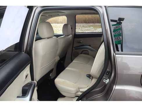 Used 2011 Mitsubishi Outlander SE image 7