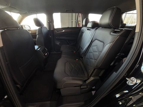 Used 2025 Volkswagen Atlas SE image 33