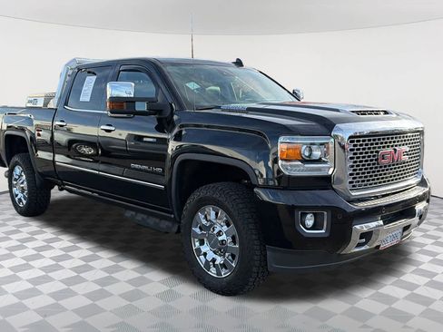 Used 2017 GMC Sierra 2500 Denali w/ Duramax Plus Package image 3