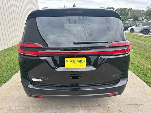 New 2027 Chrysler Pacifica Limited AWD/4WD image 5