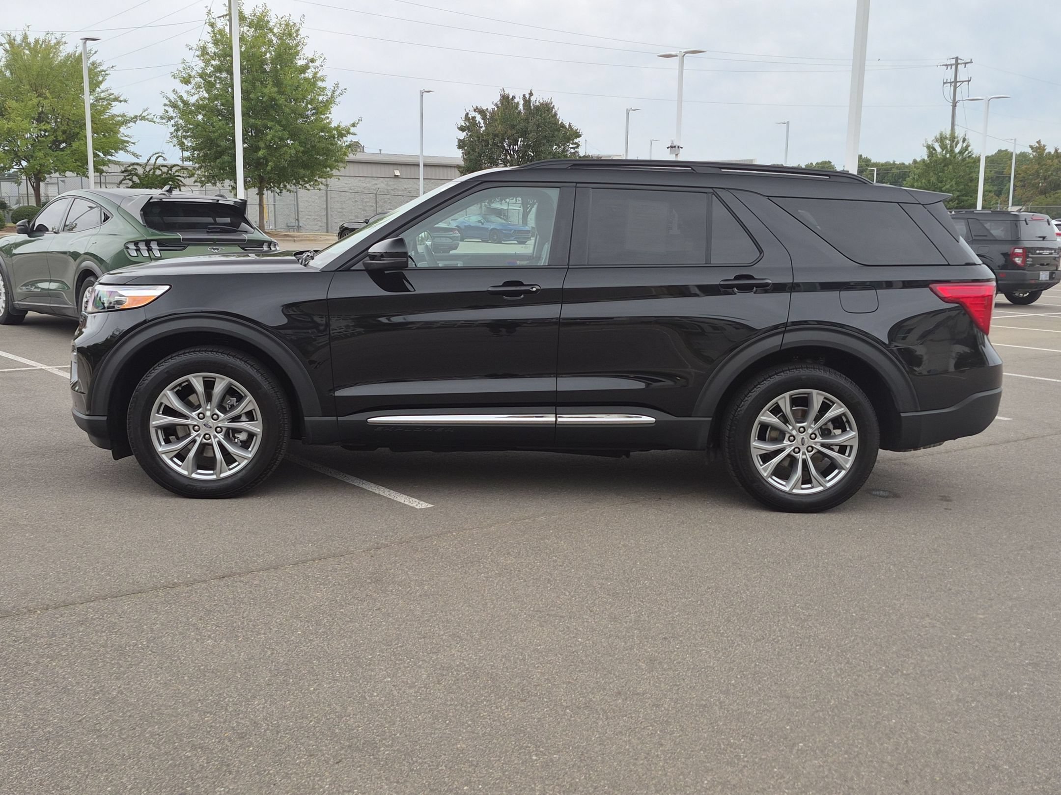 Certified 2024 Ford Explorer XLT AWD/4WD image 7