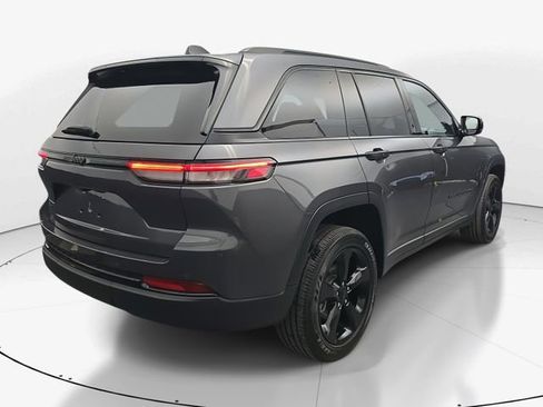 Used 2023 Jeep Grand Cherokee Altitude image 9