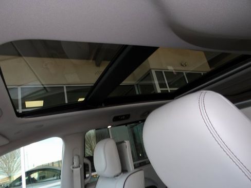 Used 2018 Chrysler Pacifica Limited w/ Tire & Wheel Group image 26