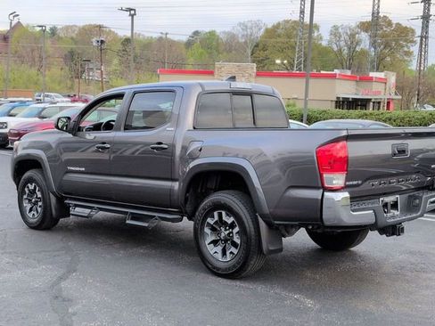 Used 2017 Toyota Tacoma SR5 w/ Tow Package image 3